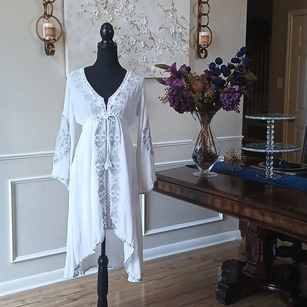 Women's White Boho Embroidered High Low Dress. Size M - Picture 3 of 17